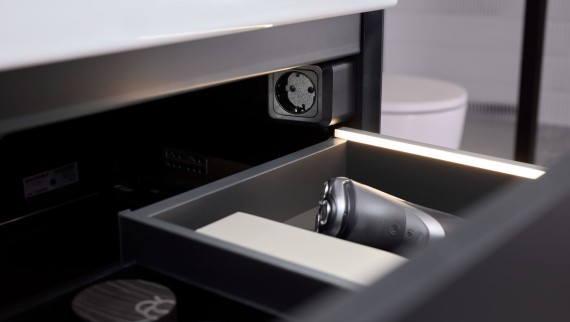 Szuflada Geberit ONE z listwami oświetleniowymi i elementem gniazdka przyłączeniowego Szuflada Geberit ONE z listwami oświetleniowymi i elementem gniazdka przyłączeniowego