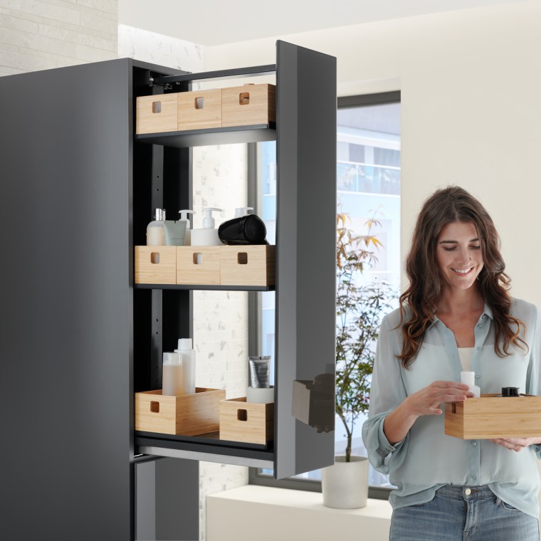 Wysoka szafka w kolorze lava ze szklanym frontem Wysoka szafka w kolorze lava ze szklanym frontem