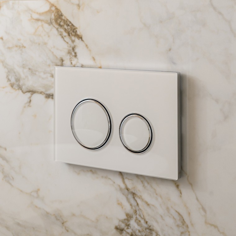 Biały przycisk spłukujący Geberit Sigma50 z pierścieniami ozdobnymi w kolorze srebrnym