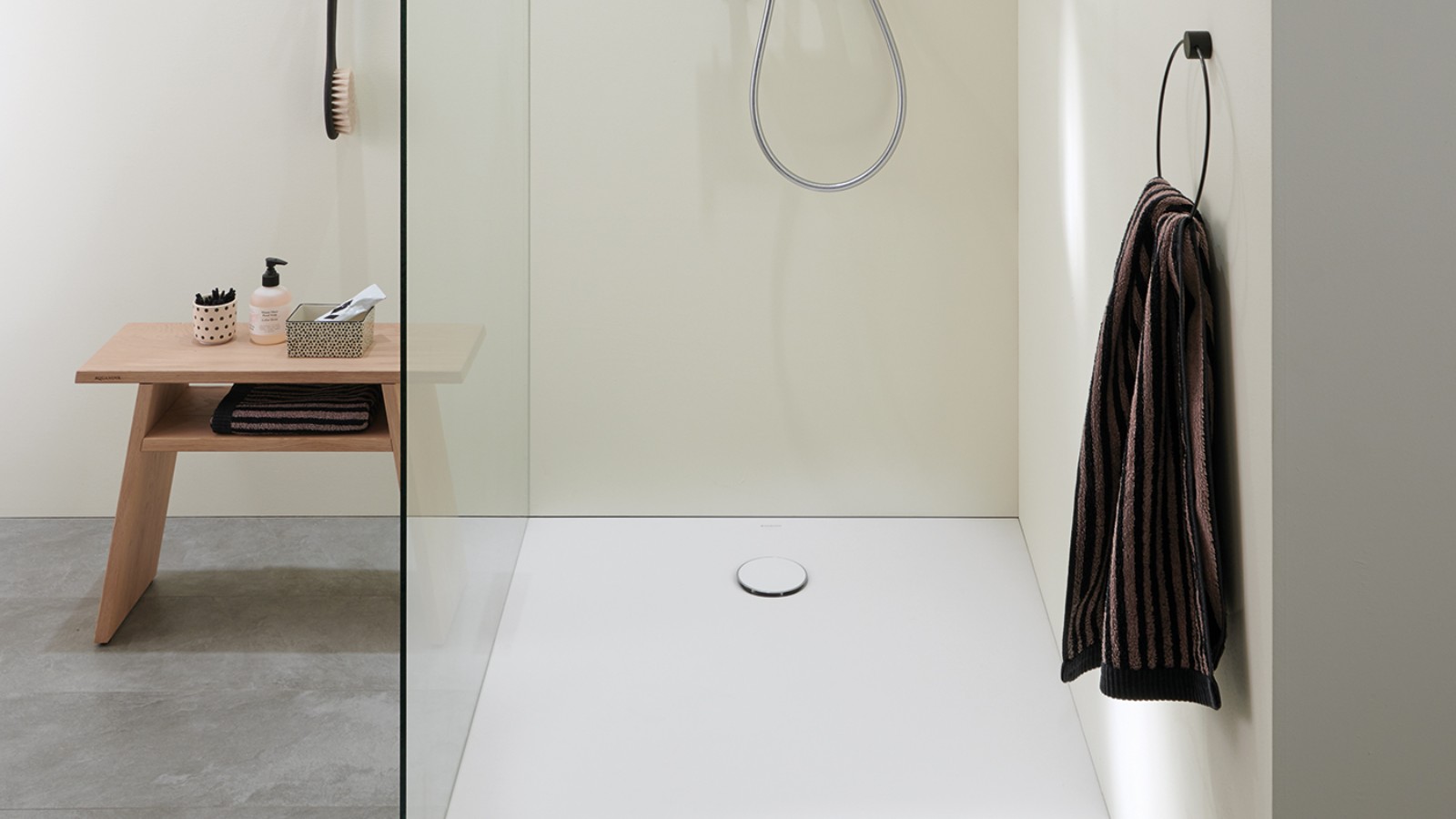 Gładka powierzchnia i elegancki design brodzika Geberit Olona