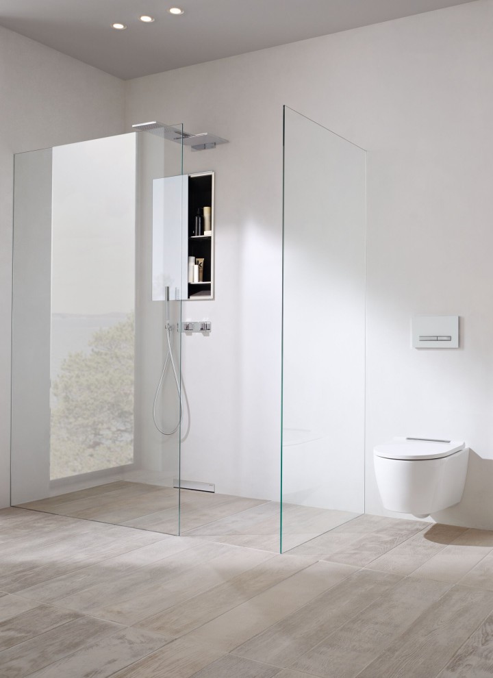 Prysznic walk-in Geberit ONE jest zamocowany na profilu w w ścianie bez widocznych mocowań, dzięki czemu jest szczególnie łatwy w czyszczeniu.
