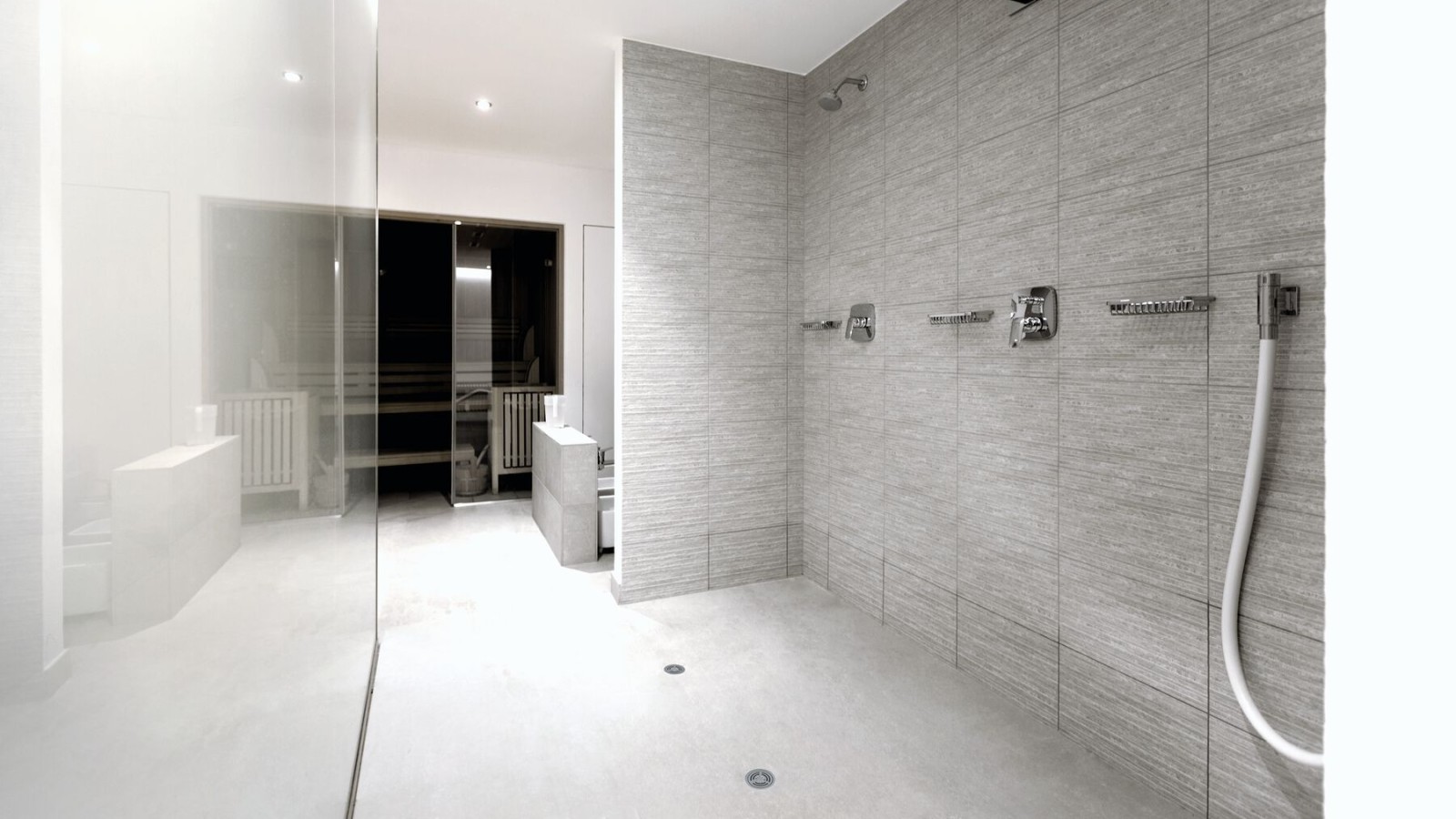 Strefa prysznicowa z odpływami podłogowymi w publicznym obiekcie