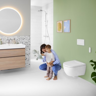 Kobieta i dziecko w kolorowej łazience z lustrem Geberit Option
