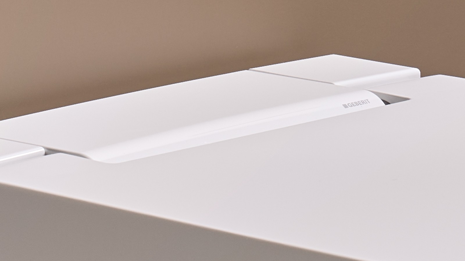 Zbliżenie na wysokiej jakości wykończenie toalety myjącej Geberit AquaClean