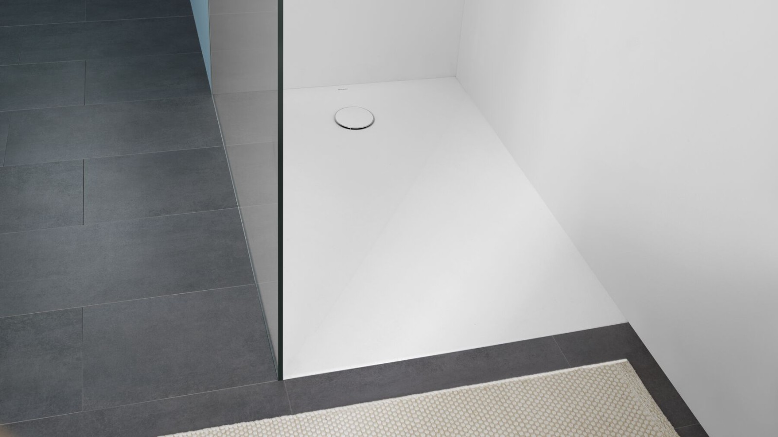 Biały ceramiczny brodzik Geberit typ 35 w otwartej kabinie prysznicowej (© Geberit) Biały ceramiczny brodzik Geberit typ 35 w otwartej kabinie prysznicowej (© Geberit)