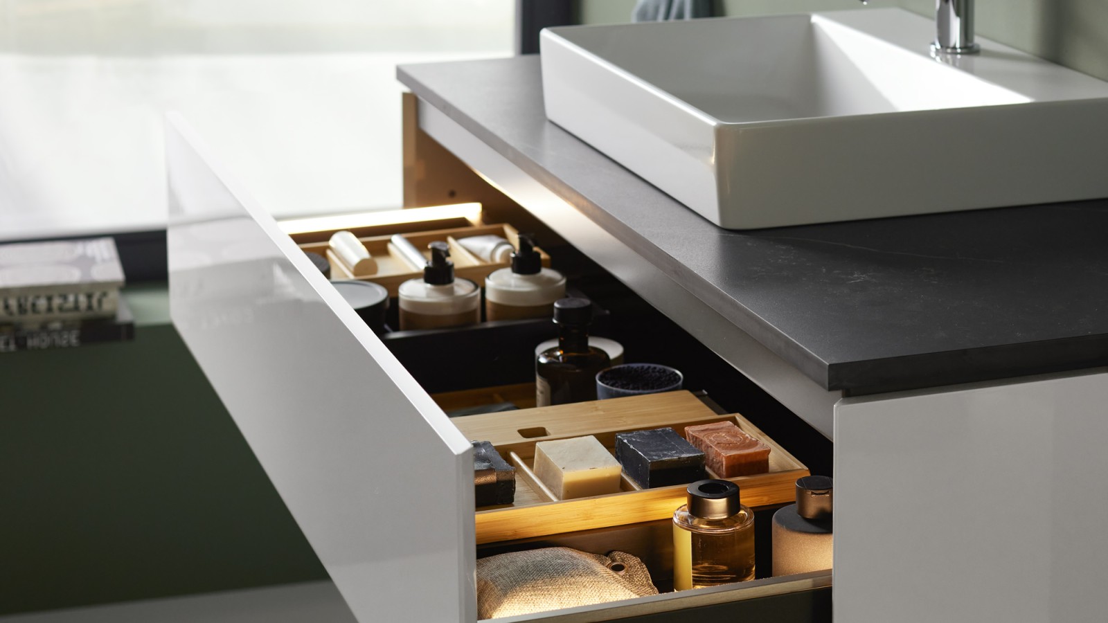 Otwarta szafka podumywalkowa Geberit ONE z szufladą bez uchwytów Otwarta szafka podumywalkowa Geberit ONE z szufladą bez uchwytów