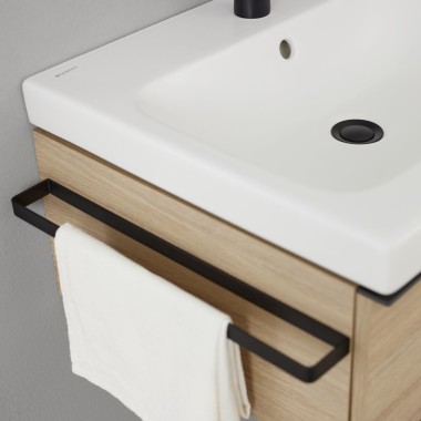 Geberit iCon szafka pod umywalkę z wieszakiem na ręcznik w kolorze czarny mat (© Geberit) Geberit iCon szafka pod umywalkę z wieszakiem na ręcznik w kolorze czarny mat (© Geberit)