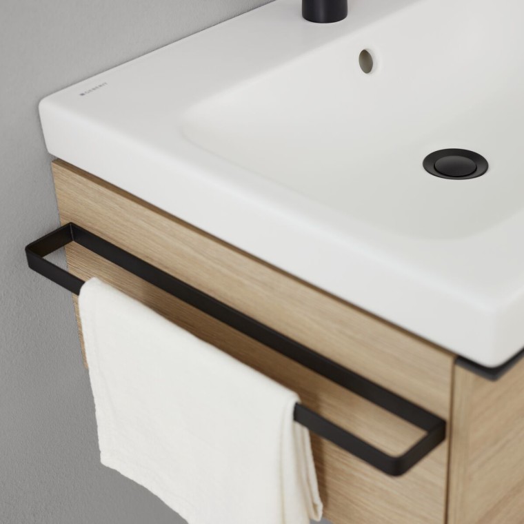 Geberit iCon szafka pod umywalkę z wieszakiem na ręcznik w kolorze czarny mat (© Geberit) Geberit iCon szafka pod umywalkę z wieszakiem na ręcznik w kolorze czarny mat (© Geberit)