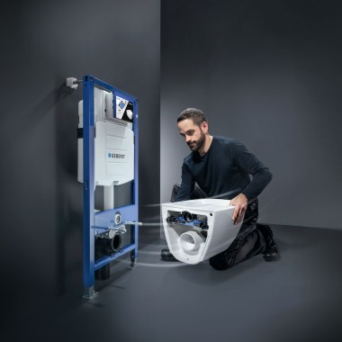 Hydraulik instaluje WC Acanto na Geberit Duofix