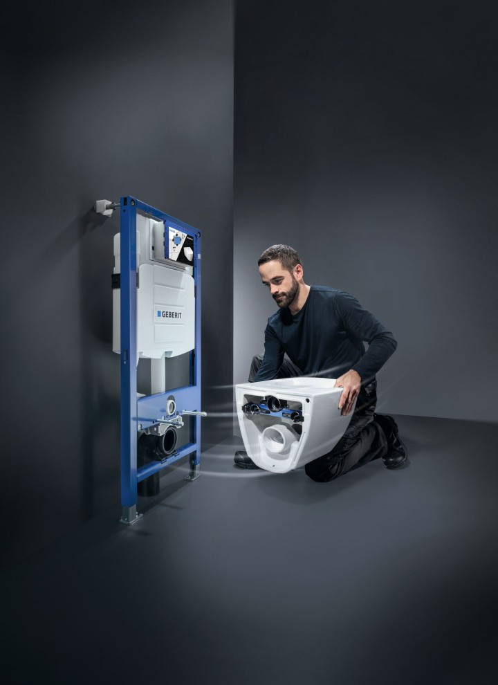 instalator podłącza miskę wc do stelaża Geberit instalator podłącza miskę wc do stelaża Geberit