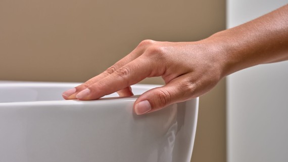 Ręka delikatnie muskająca WC ze szkliwem KeraTect®