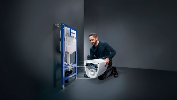 Instalator montuje miskę WC do stelaża podtynkowego Geberit Instalator montuje miskę WC do stelaża podtynkowego Geberit