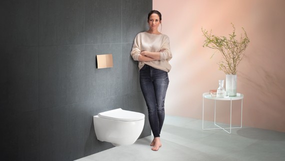 Toaleta Geberit Acanto w łazience ze ścianą w modnym kolorze Peach Fuzz