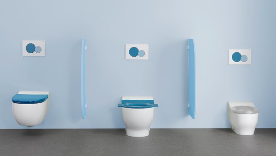 Toalety z serii łazienkowej Geberit Bambini z kolorowymi pokrywami WC i przyciskami uruchamiającymi
