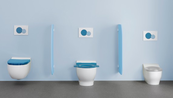 Miski WC dla dzieci Geberit Bambini z niebieskimi pokrywami WC i kolorowymi przyciskami spłukującymi