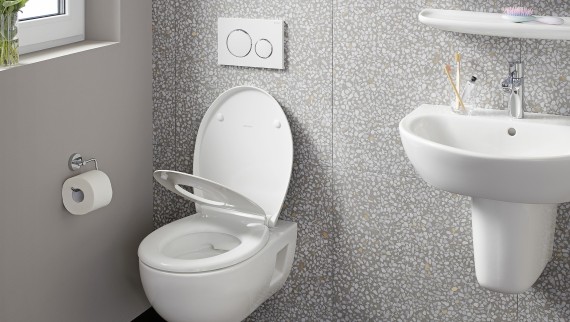 WC podwieszane na ścianie z płytkami lastryko