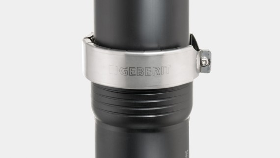 Złącze wtykowe Silent-Pro wytrzymuje ciśnienie wewnętrzne do 2 barów za pomocą opaski wzmacniającej Geberit