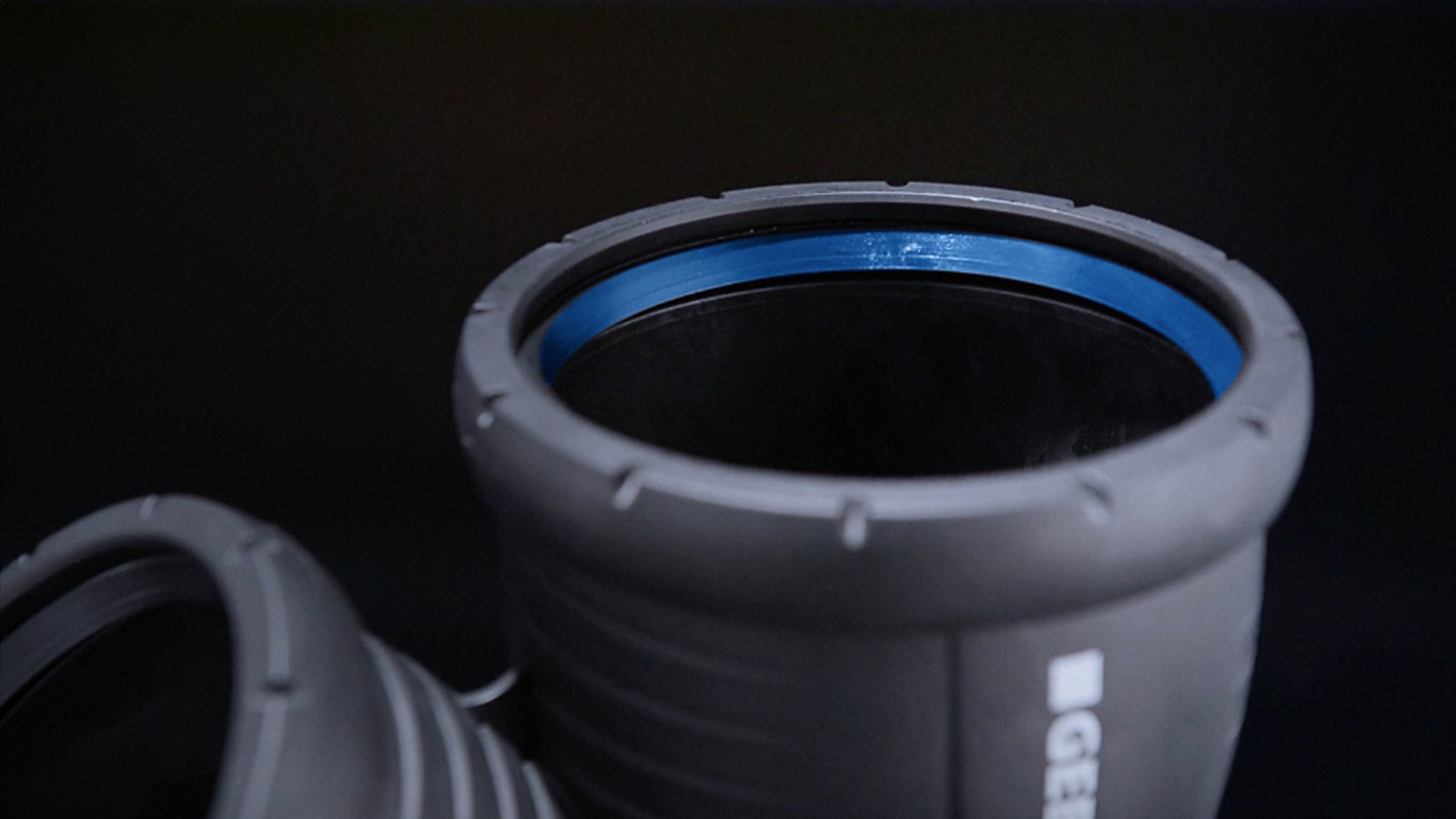 Pierścienie uszczelniające Geberit Silent-Pro są wykonane z wysokiej jakości, wytrzymałego materiału EPDM. Pierścienie uszczelniające Geberit Silent-Pro są wykonane z wysokiej jakości, wytrzymałego materiału EPDM.