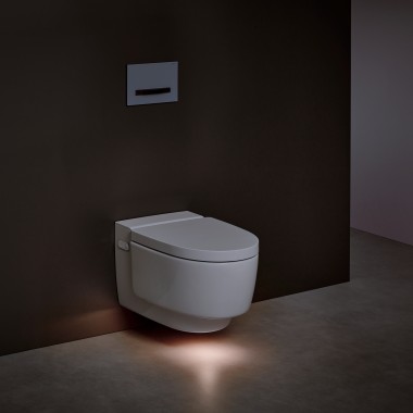 Toaleta myjąca Geberit AquaClean Mera z włączonym światłem orientacyjnym