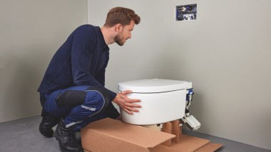 Instalator z Geberit AquaClean Sela