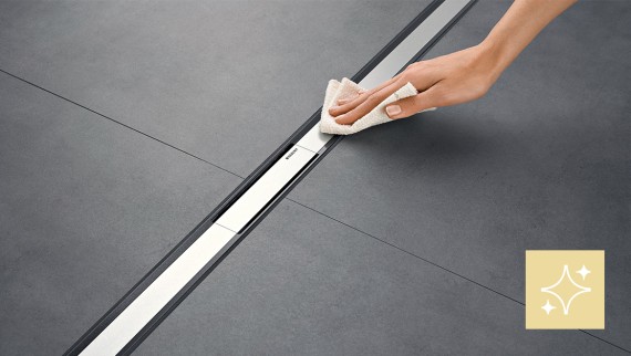 Kobieta czyszcząca odpływ liniowy Geberit CleanLine