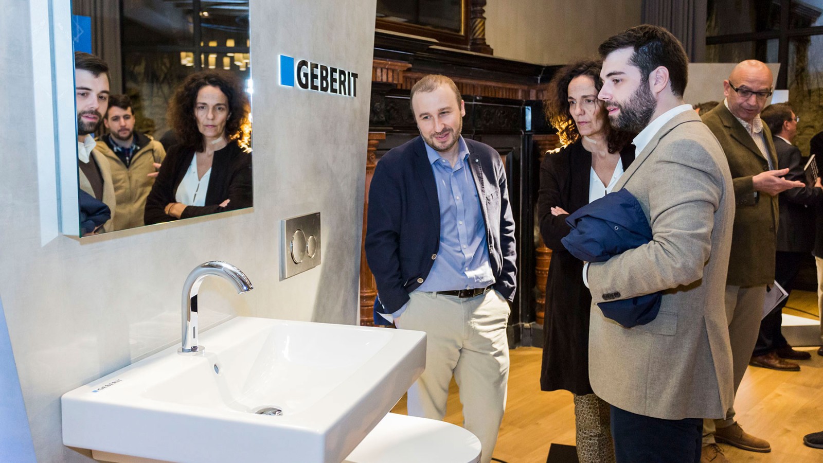 Osoby przy ekspozycji produktów sanitarnych Geberit Osoby przy ekspozycji produktów sanitarnych Geberit