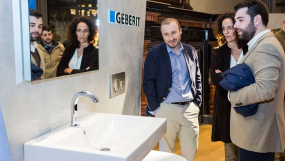 Osoby przy ekspozycji produktów sanitarnych Geberit Osoby przy ekspozycji produktów sanitarnych Geberit