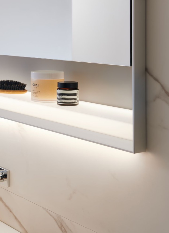 Szafka z lustrem do łazienki z serii Geberit ONE w anodowanym aluminium Szafka z lustrem do łazienki z serii Geberit ONE w anodowanym aluminium