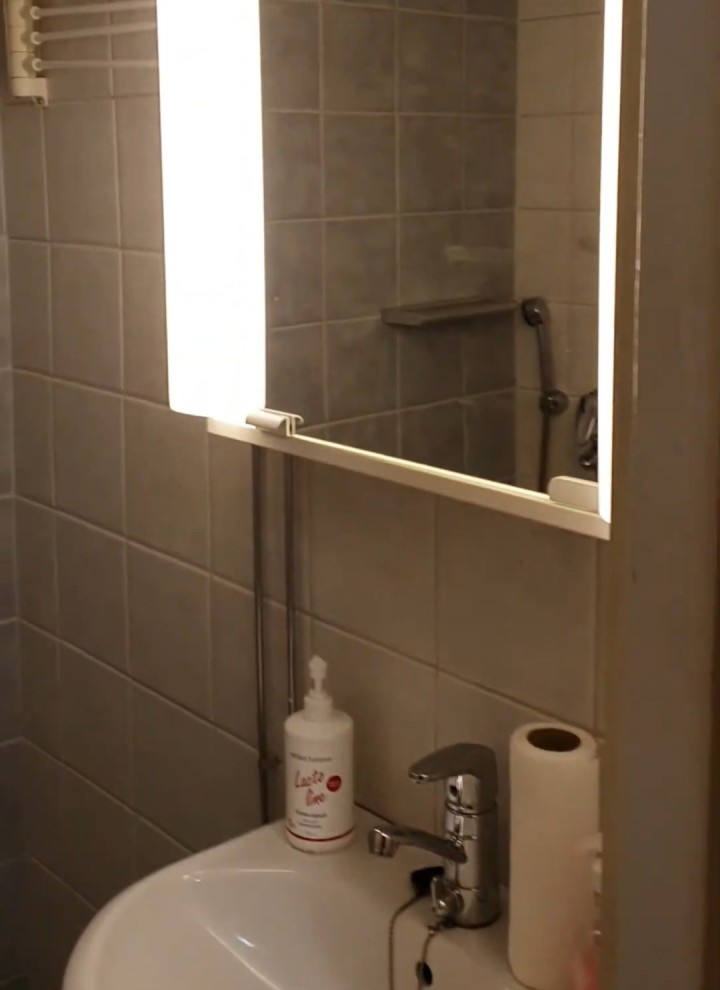 Przed zdjęciem małej łazienki z szafką z lustrem i umywalką (© Meja Hynynen)