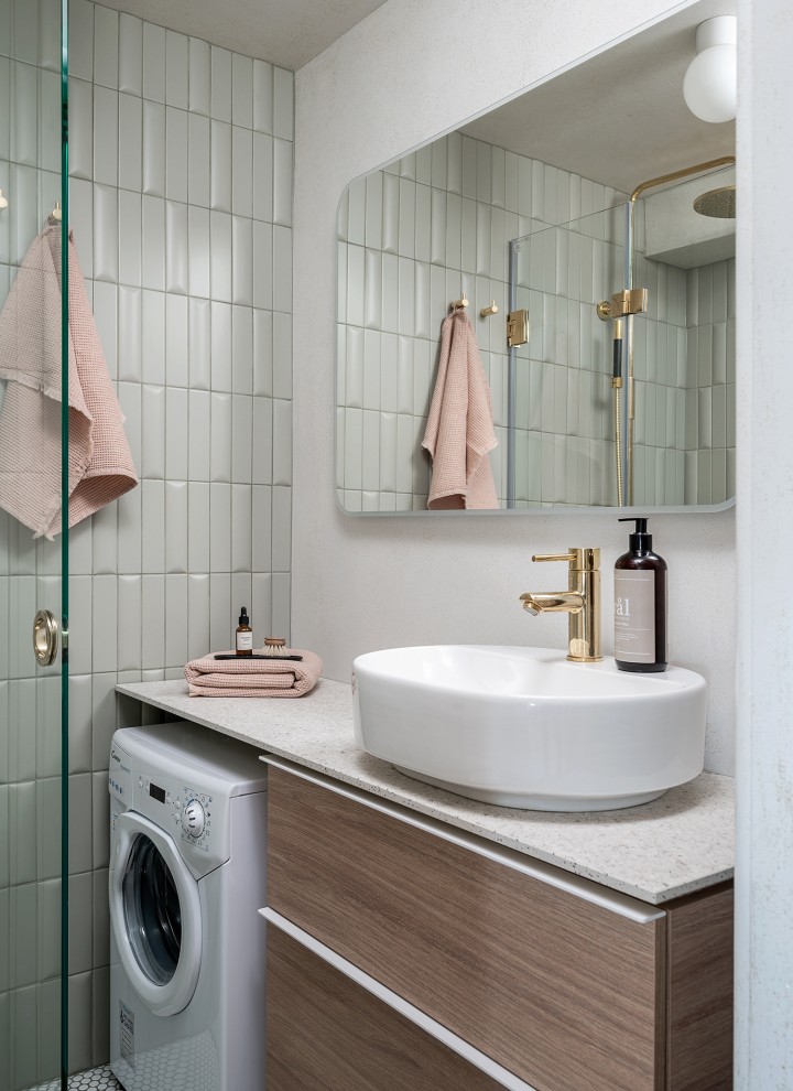 Mała łazienka po metamorfozie, z owalną umywalką z serii łazienkowej VariForm i meblami o wyglądzie drewna dębowego (© Meja Hynynen)