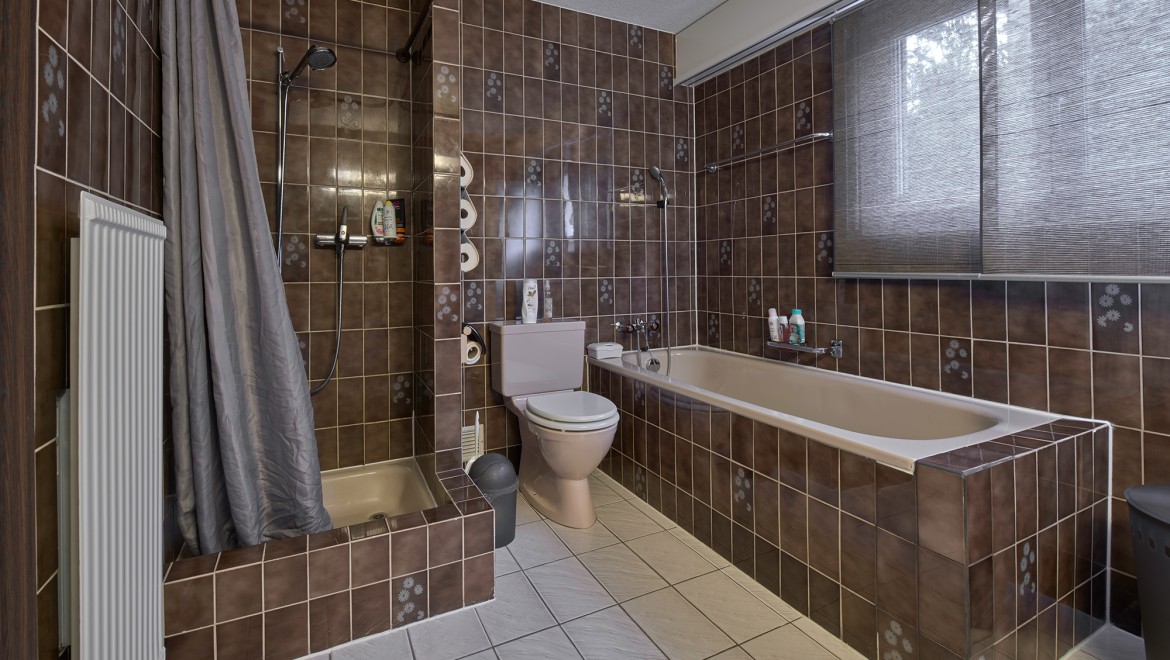 Łazienka z wąskim narożnikiem prysznicowym, wanną i toaletą wolnostojącą