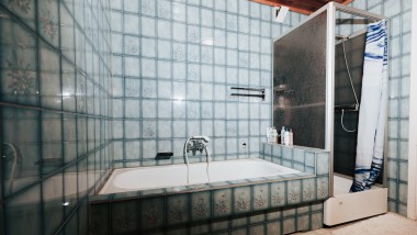 Łazienka z niebieskimi kafelkami, kabiną prysznicową i wanną Łazienka z niebieskimi kafelkami, kabiną prysznicową i wanną