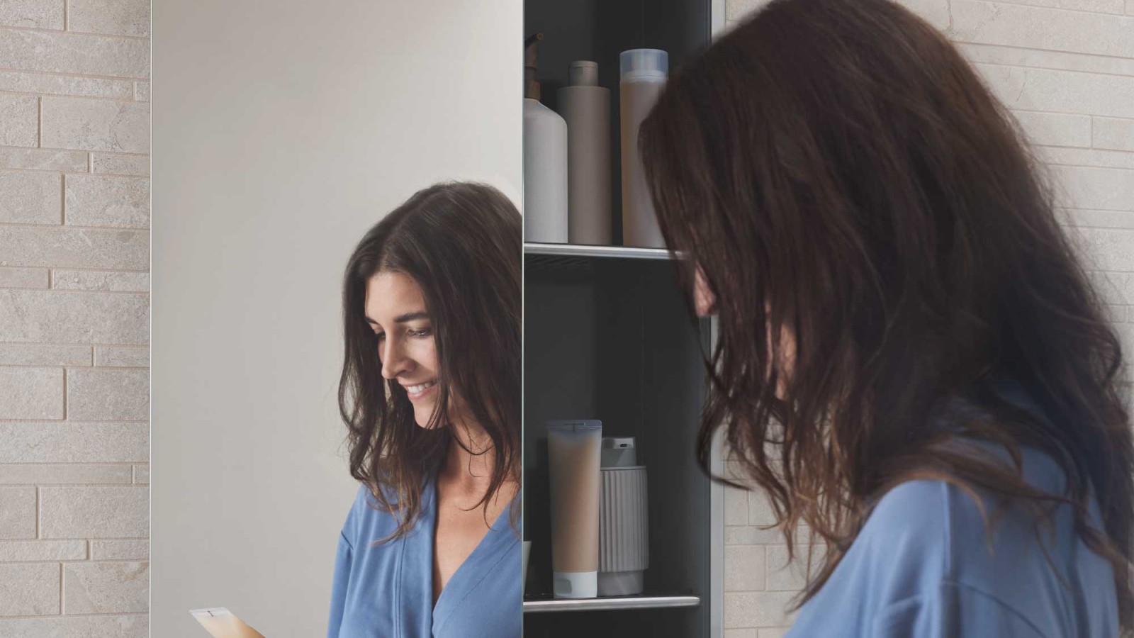 Schowek we wnęce z serii łazienkowej Geberit Acanto zapewnia więcej miejsca do przechowywania w łazience.