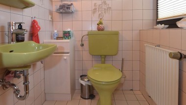Zielona łazienka dla gości z lat 80. przed remontem