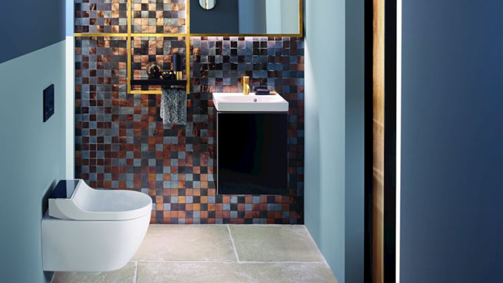 Odcienie złota i miedzi dodają tej toalecie dla gości ciepła