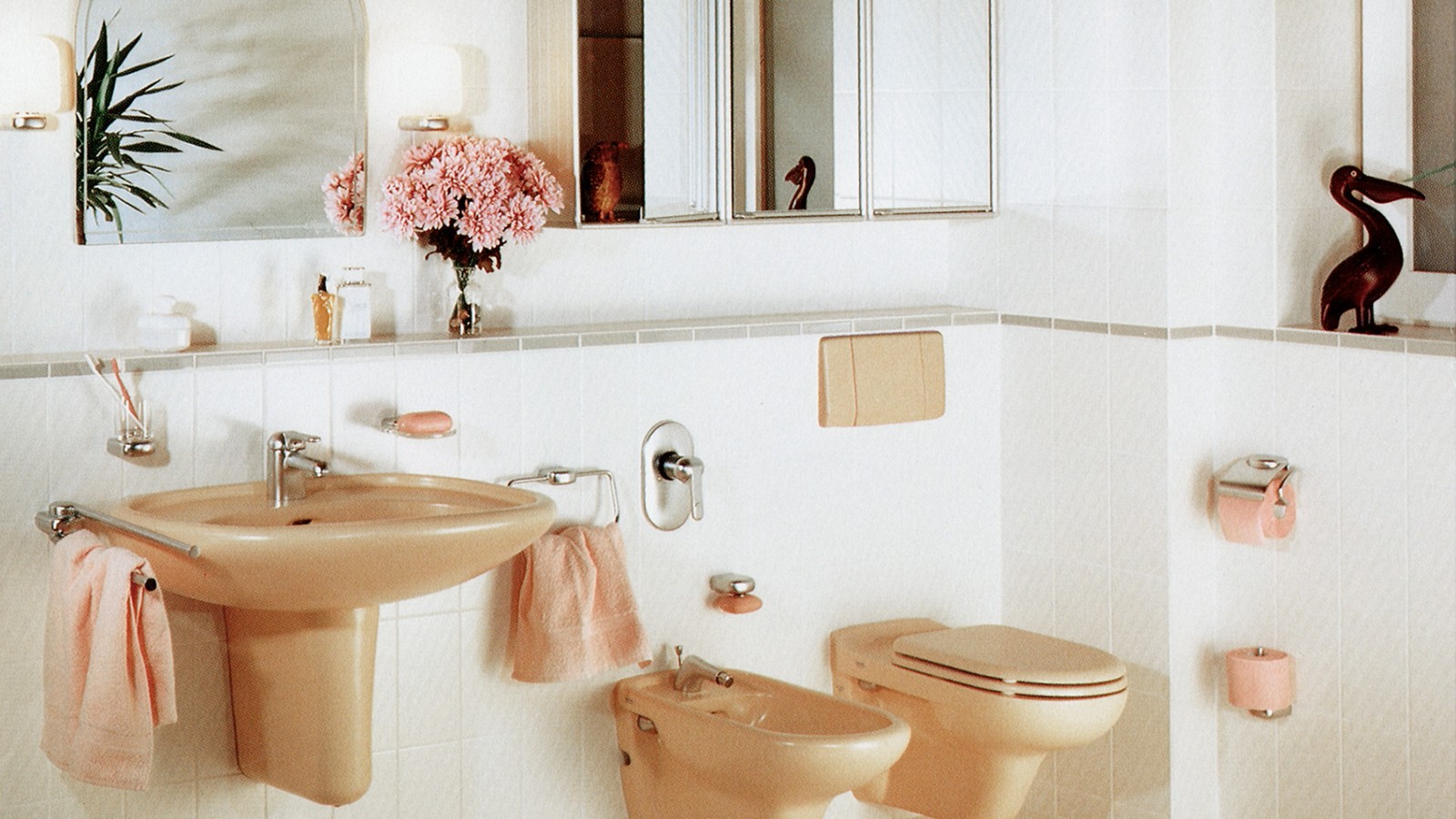 W latach siedemdziesiątych nastała moda na kolorową ceramikę, przyciski uruchamiające i podwieszane toalety W latach siedemdziesiątych nastała moda na kolorową ceramikę, przyciski uruchamiające i podwieszane toalety