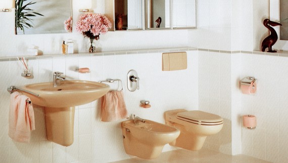 W latach siedemdziesiątych nastała moda na kolorową ceramikę, przyciski uruchamiające i podwieszane toalety