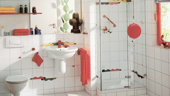 Tego typu łazienka z osobnym prysznicem i kolorowymi akcentami na kafelkach była bardzo modna