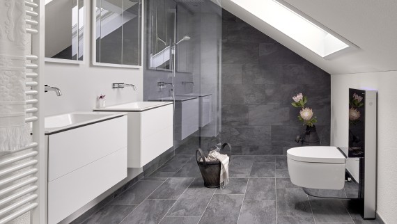 Łazienka ze spadzistym dachem i produktami z serii łazienkowej Geberit ONE oraz Geberit AquaClean z Monolith Łazienka ze spadzistym dachem i produktami z serii łazienkowej Geberit ONE oraz Geberit AquaClean z Monolith