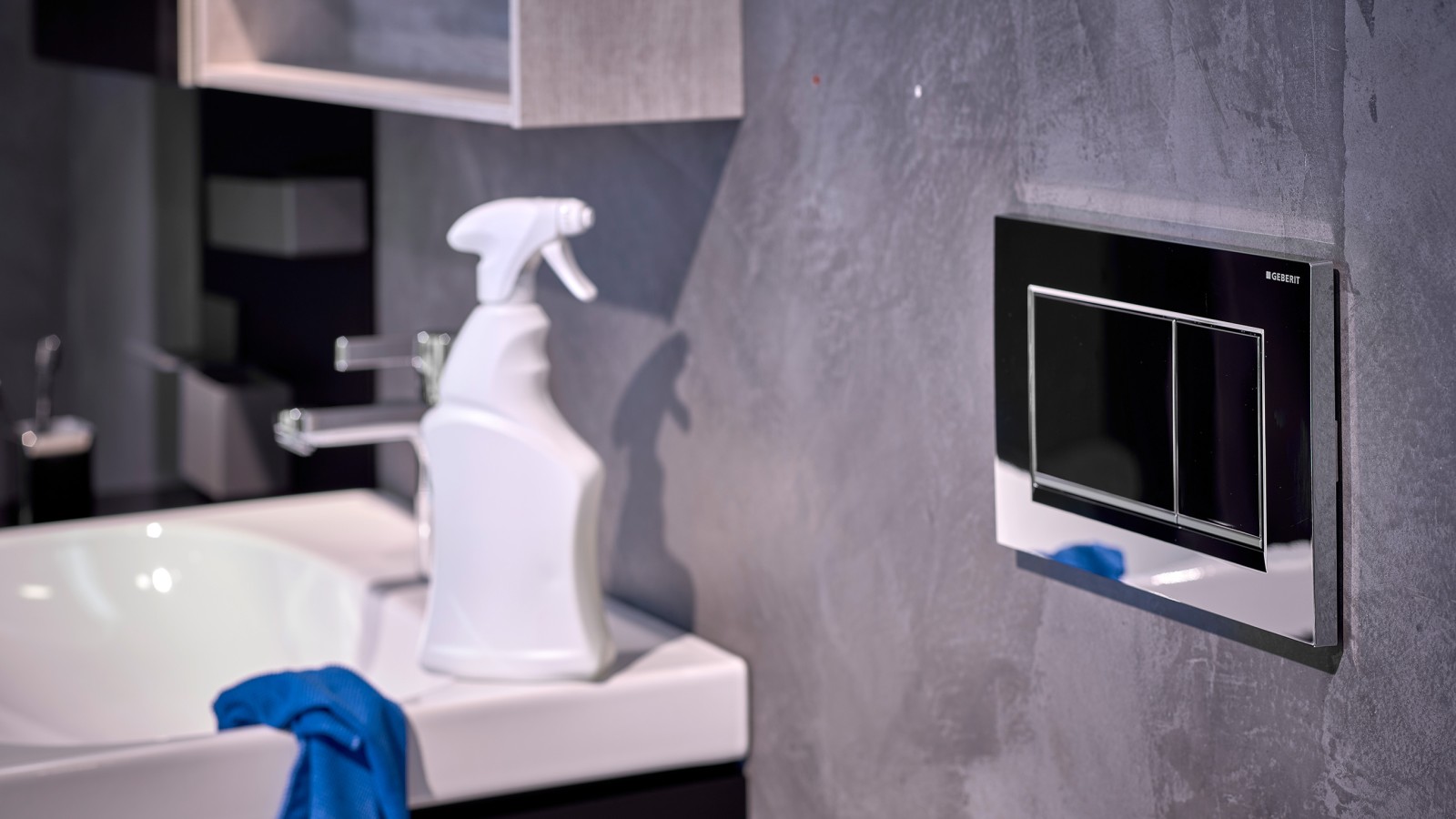 Środek czyszczący i ściereczka w czystej łazience