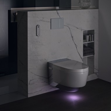 Geberit AquaClean Mera Comfort chrom ze światłem orientacyjnym (© Geberit)