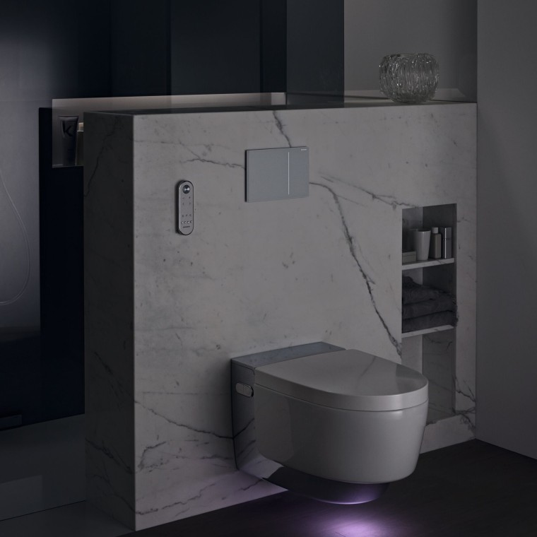 Geberit AquaClean Mera Comfort chrom ze światłem orientacyjnym (© Geberit)