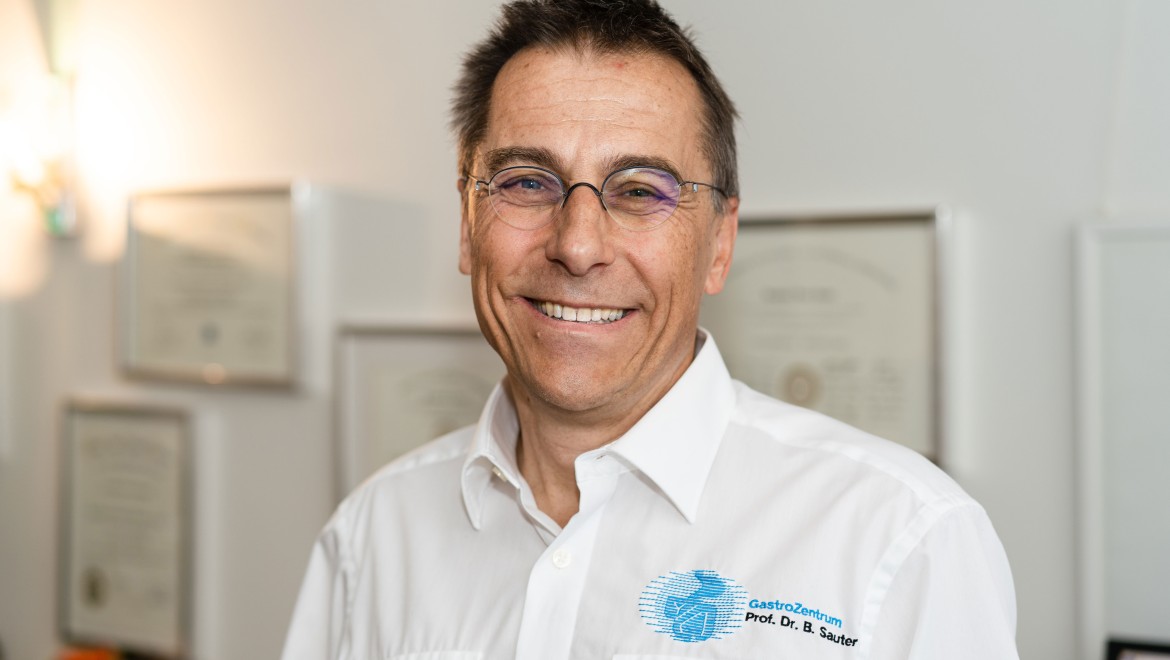 Portret prof. dr Bernharda Sautera, specjalisty chorób wewnętrznych i gastroenterologii (© Julia Dunlop)