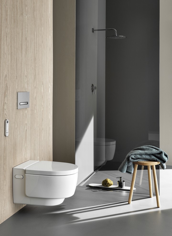 Geberit AquaClean Mera Comfort toaleta myjąca z pilotem i przyciskiem uruchamiającym Sigma50 (© Geberit) Geberit AquaClean Mera Comfort toaleta myjąca z pilotem i przyciskiem uruchamiającym Sigma50 (© Geberit)