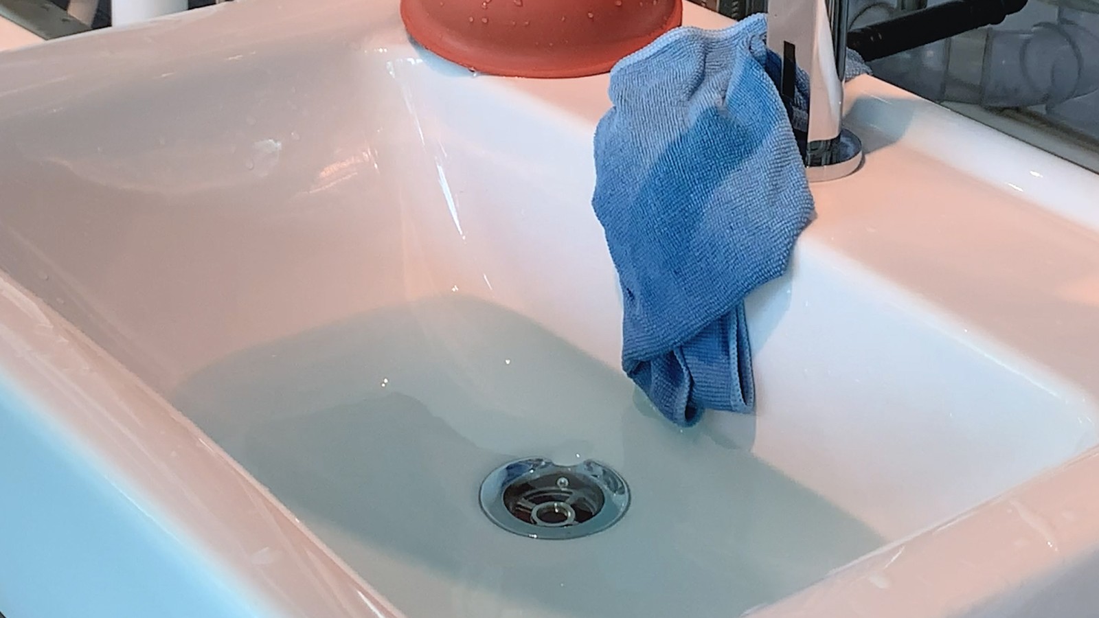 Woda spływa z umywalki Woda spływa z umywalki