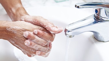 Mycie rąk w umywalce 