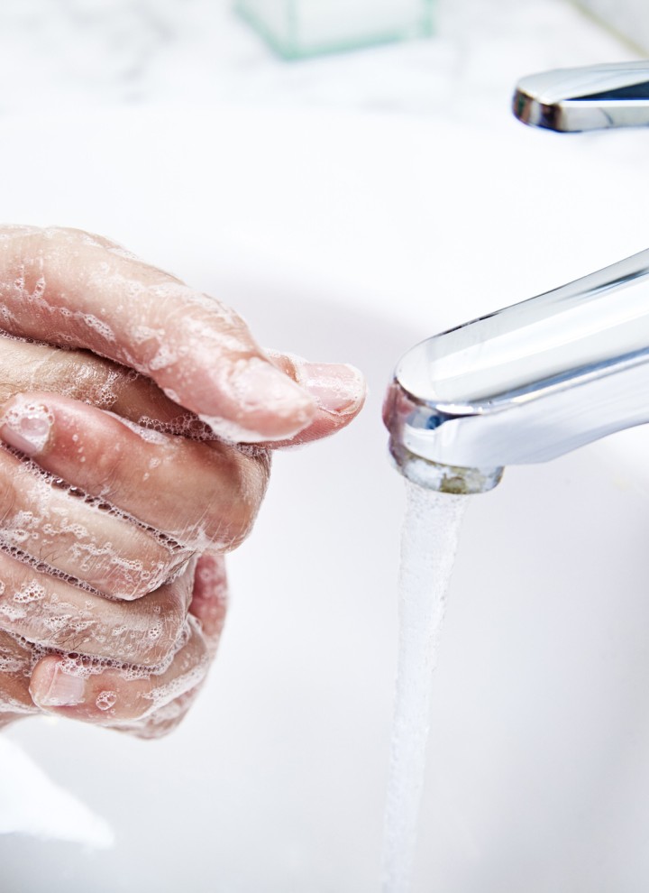Mycie rąk w umywalce