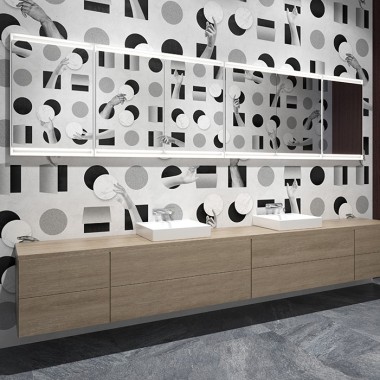 Umywalka z szafkami lustrzanymi Geberit ONE i meblami z drewnianymi powierzchniami (©Bloomrealities/HTA für H.O.M.E. Haus 2022)