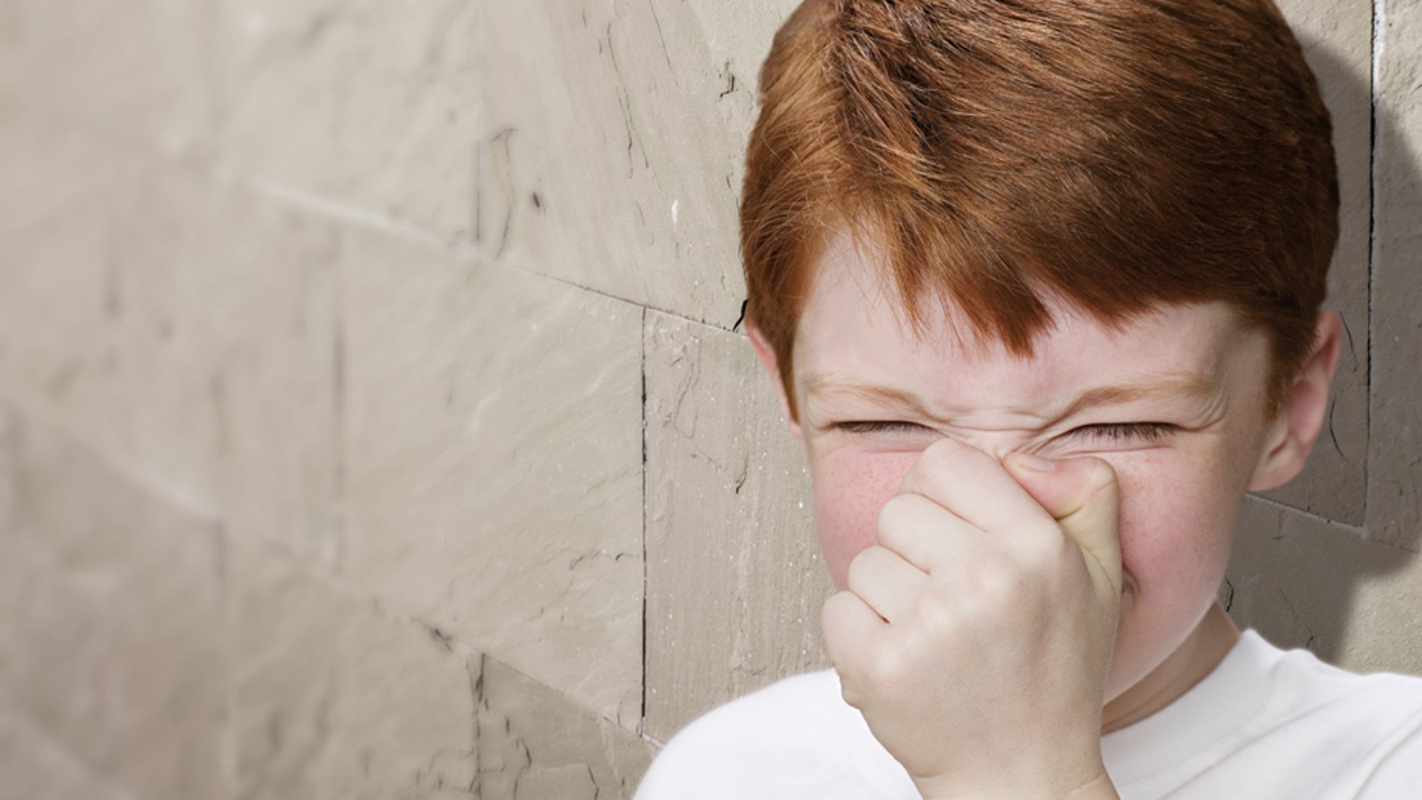 Chłopiec zatyka nos Chłopiec zatyka nos