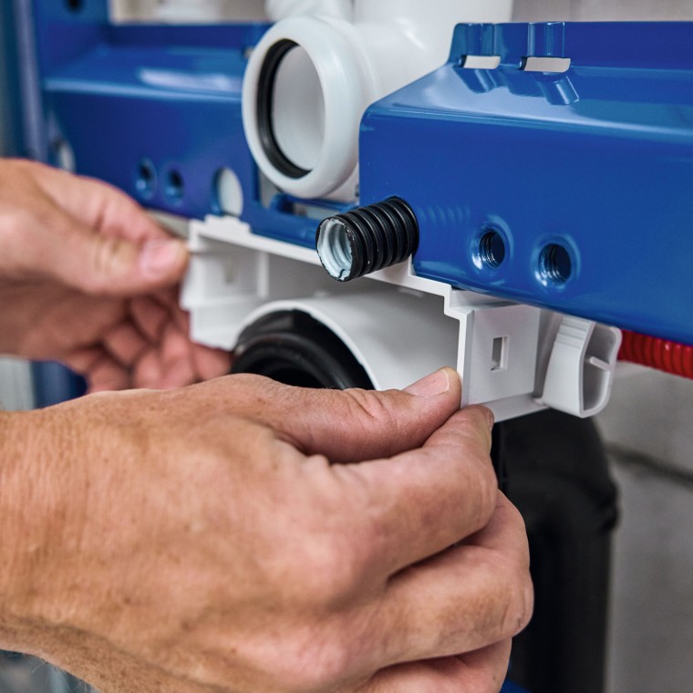 Hydraulik montuje stelaż podtynkowy do WC oraz obudowę skrzynki Geberit Power & Connect Box Hydraulik montuje stelaż podtynkowy do WC oraz obudowę skrzynki Geberit Power & Connect Box